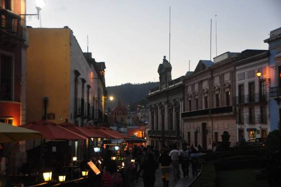 Movimento de fim de tarde na rua peatonal de Guanajuato, no México